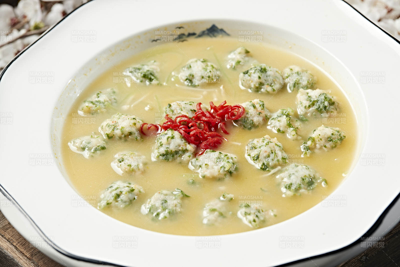 浓汤炖煮香菜虾滑丸图片