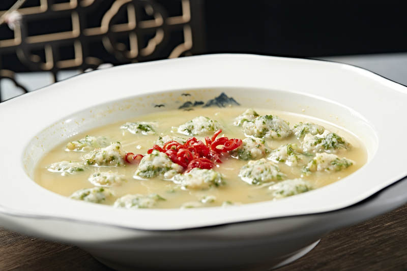 浓汤炖煮香菜虾滑丸图片