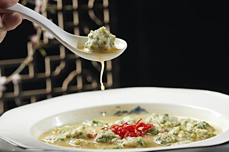 浓汤炖煮香菜虾滑丸图片