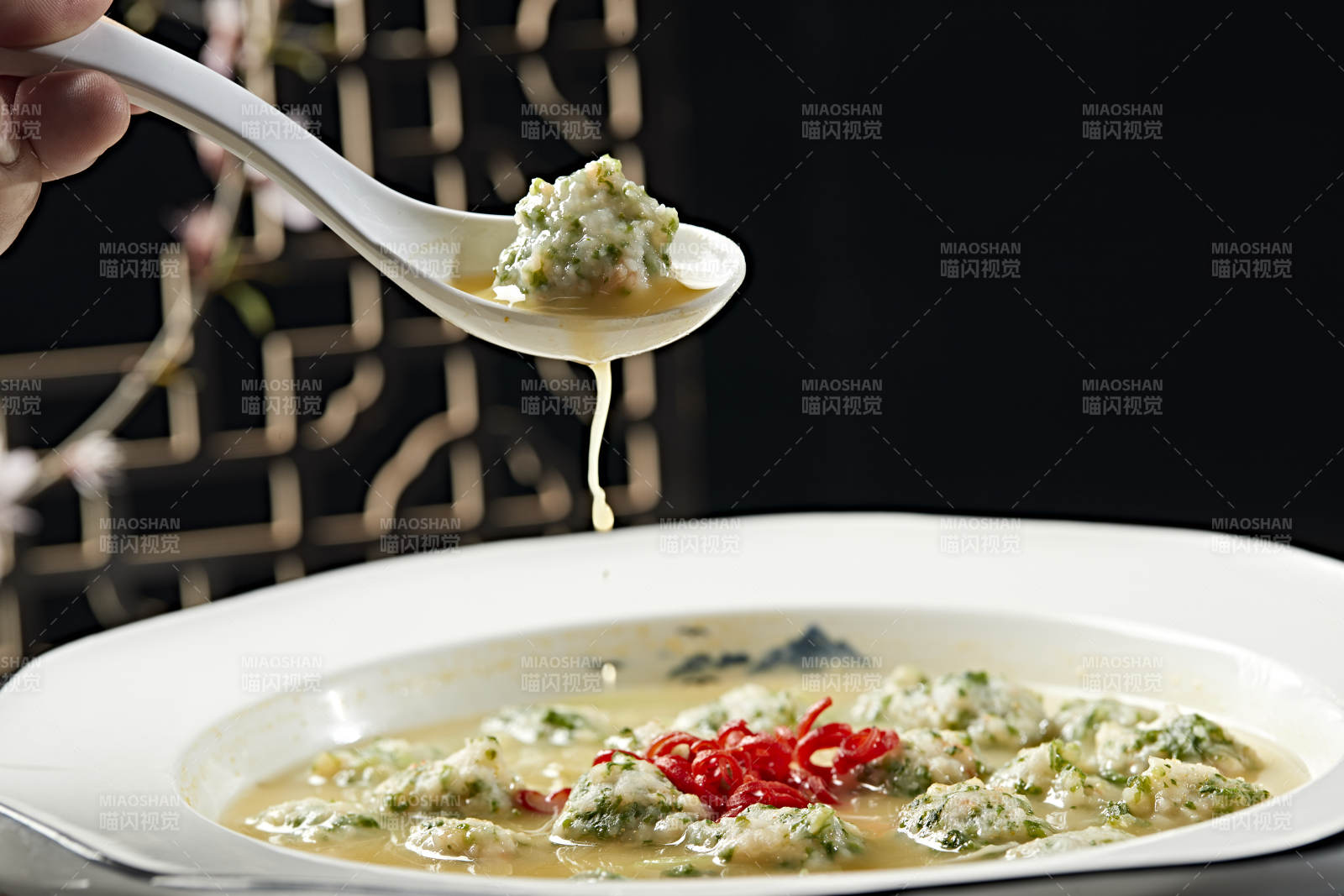 浓汤炖煮香菜虾滑丸图片