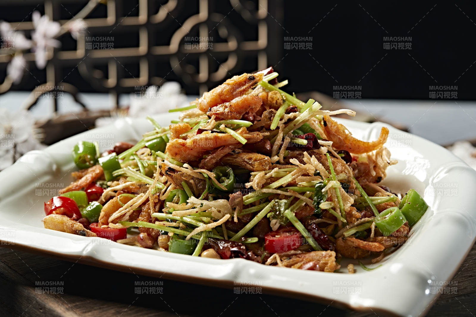 香辣米椒馓子爆炒小河虾图片