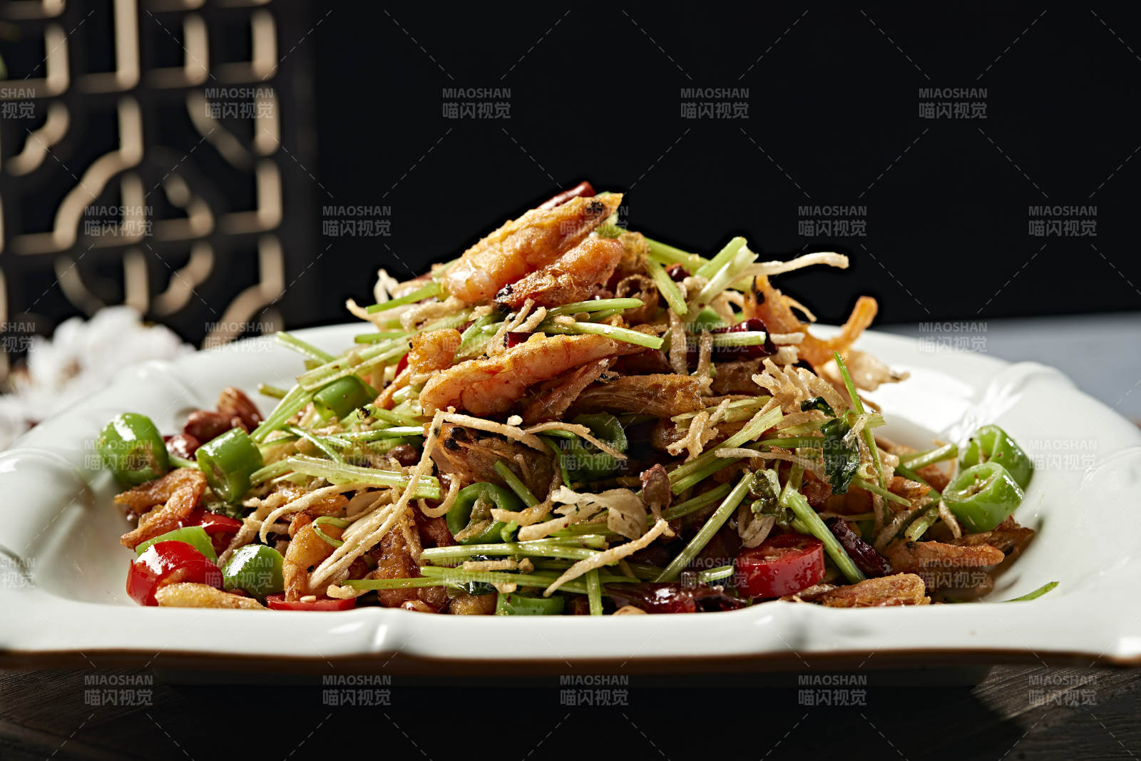 香辣米椒馓子爆炒小河虾图片