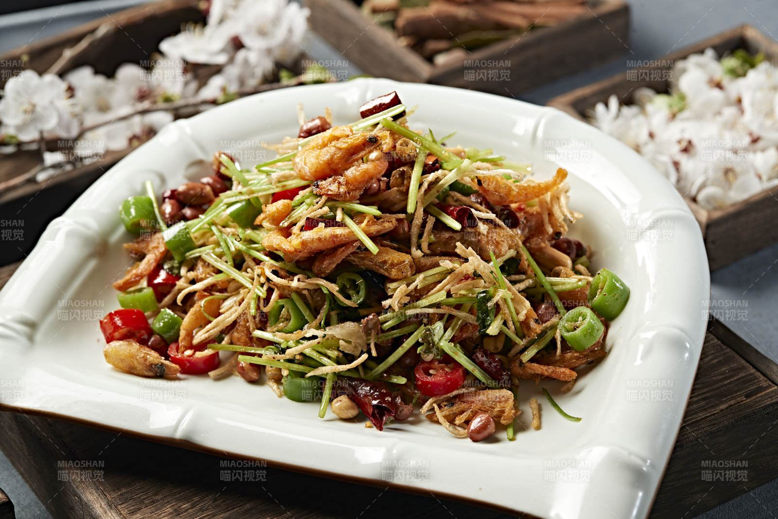 香辣米椒馓子爆炒小河虾图片