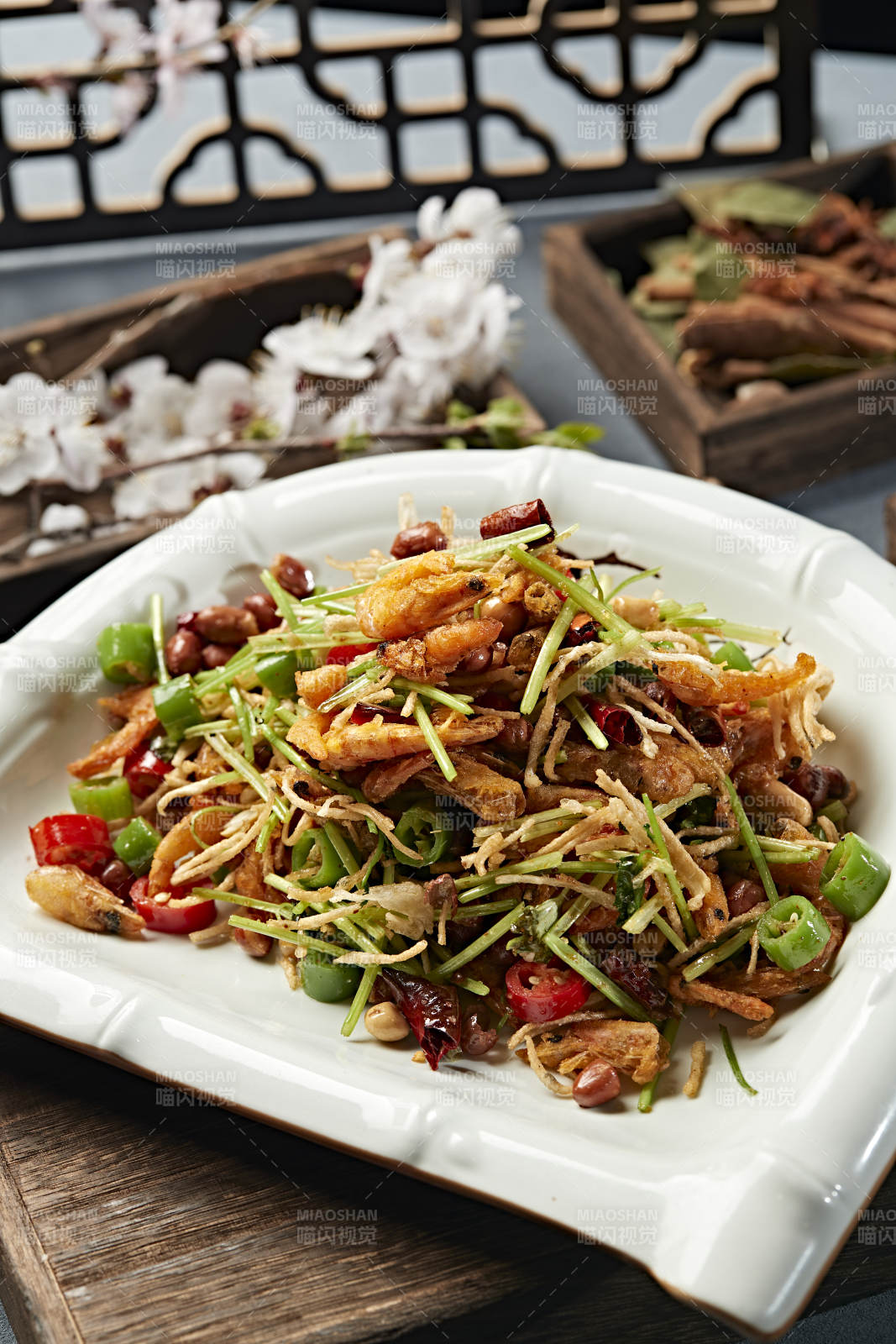 香辣米椒馓子爆炒小河虾图片