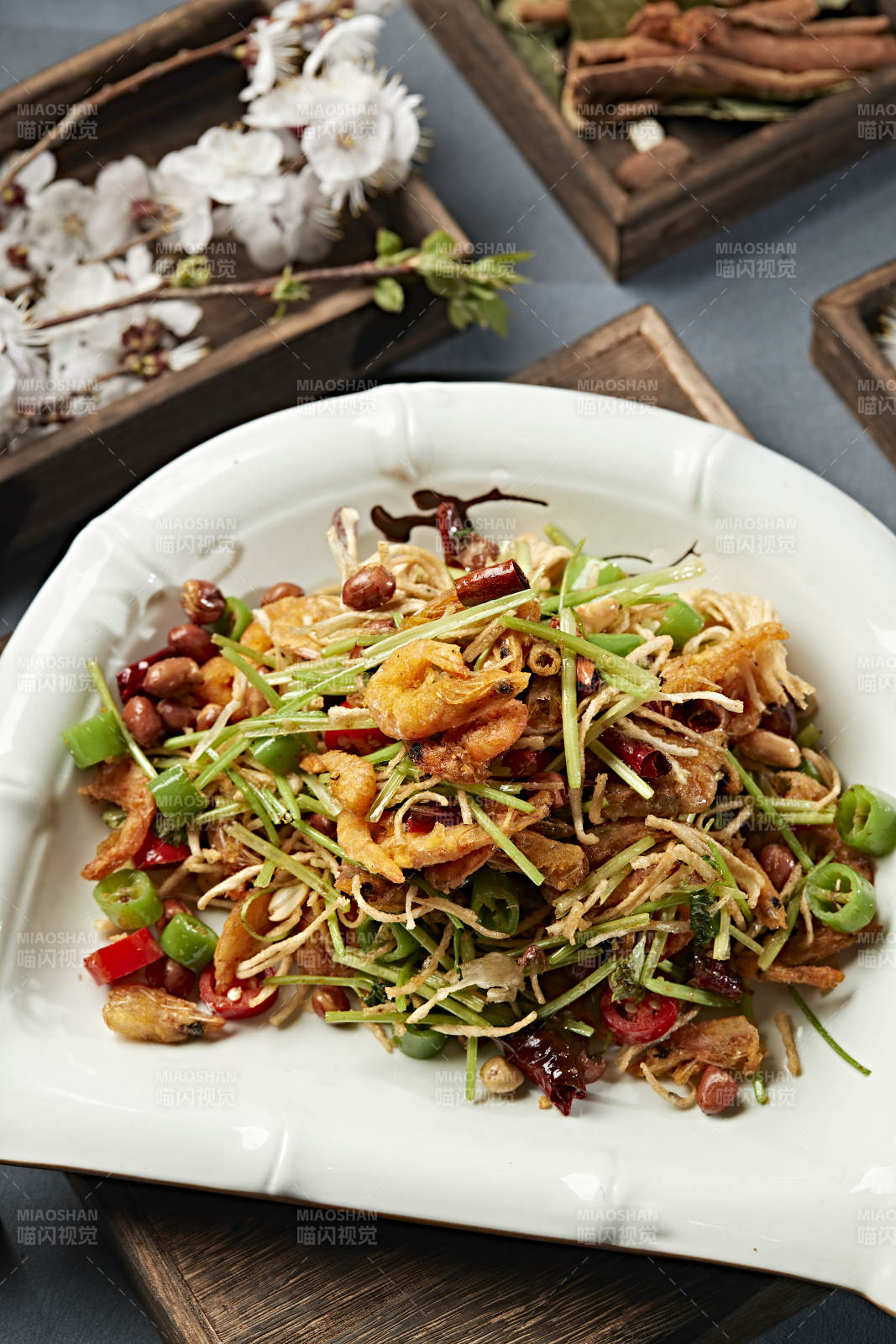 香辣米椒馓子爆炒小河虾图片