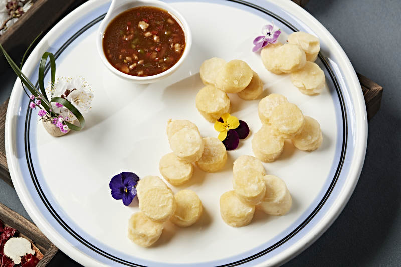 油炸日式豆腐块配蘸汁图片