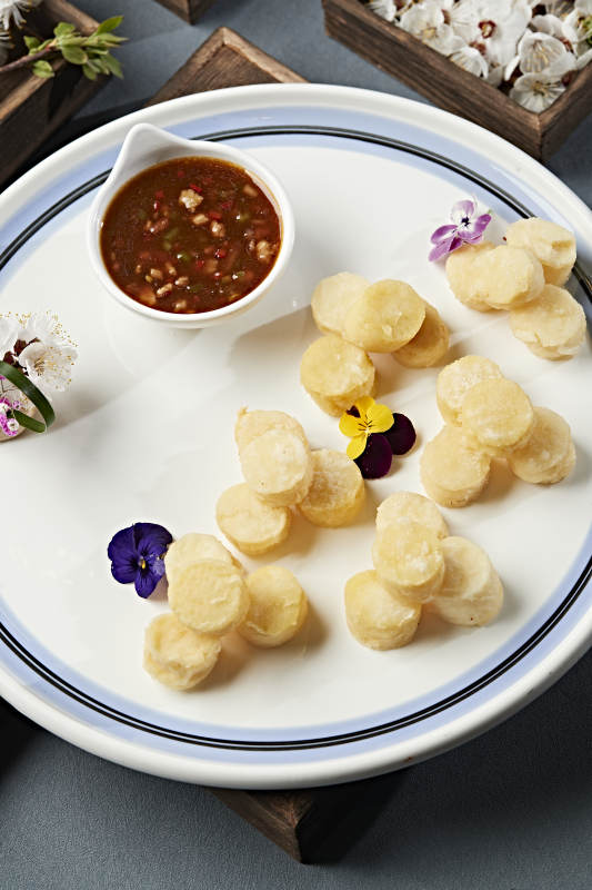 油炸日式豆腐块配蘸汁图片