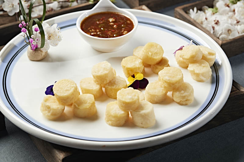 油炸日式豆腐块配蘸汁图片