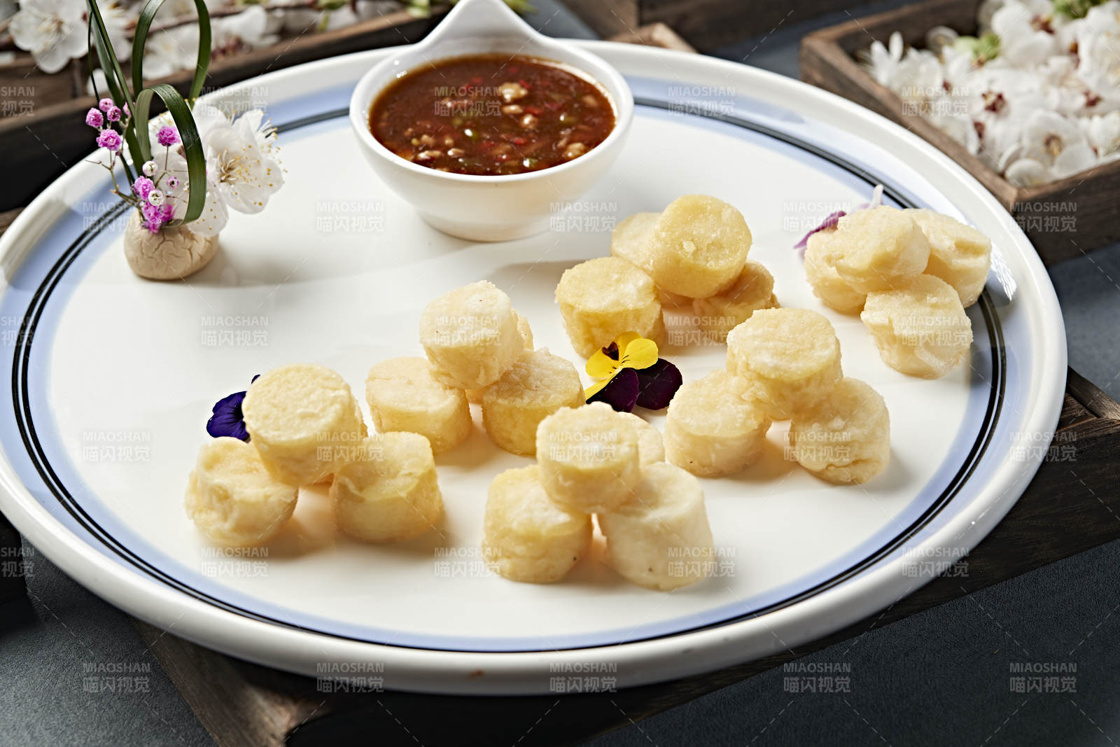 油炸日式豆腐块配蘸汁图片