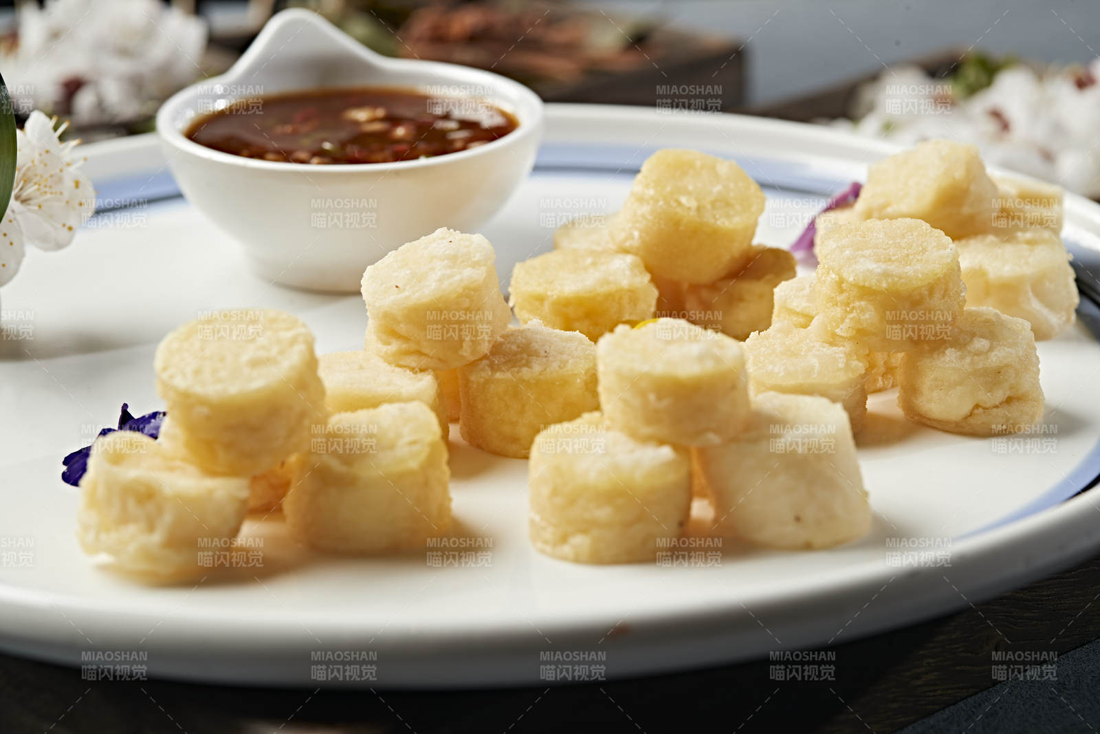 油炸日式豆腐块配蘸汁图片