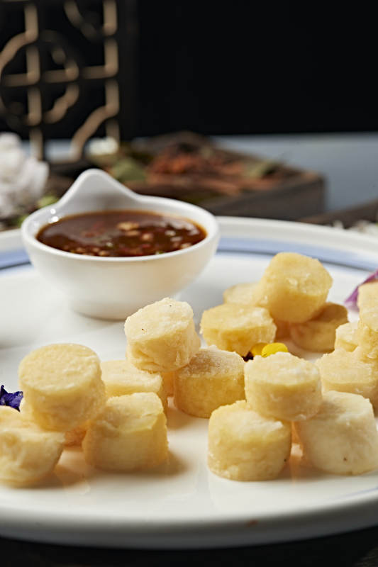 油炸日式豆腐块配蘸汁图片