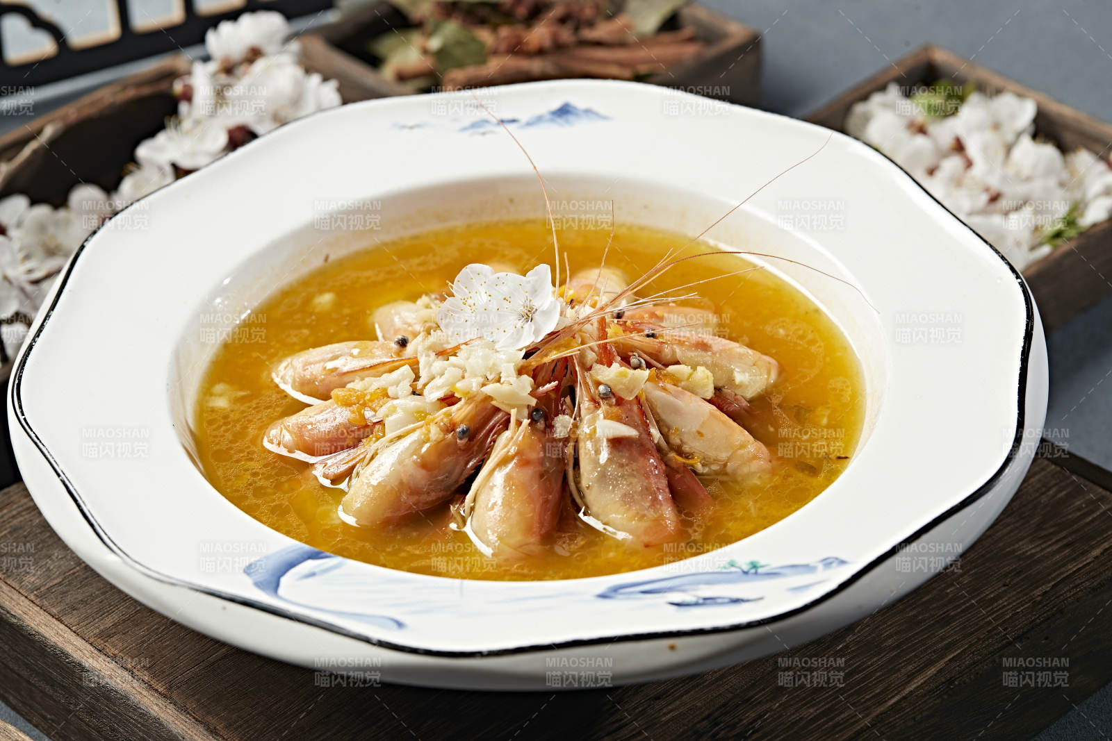 鲜鸡汤炖煮的美味罗氏虾图片