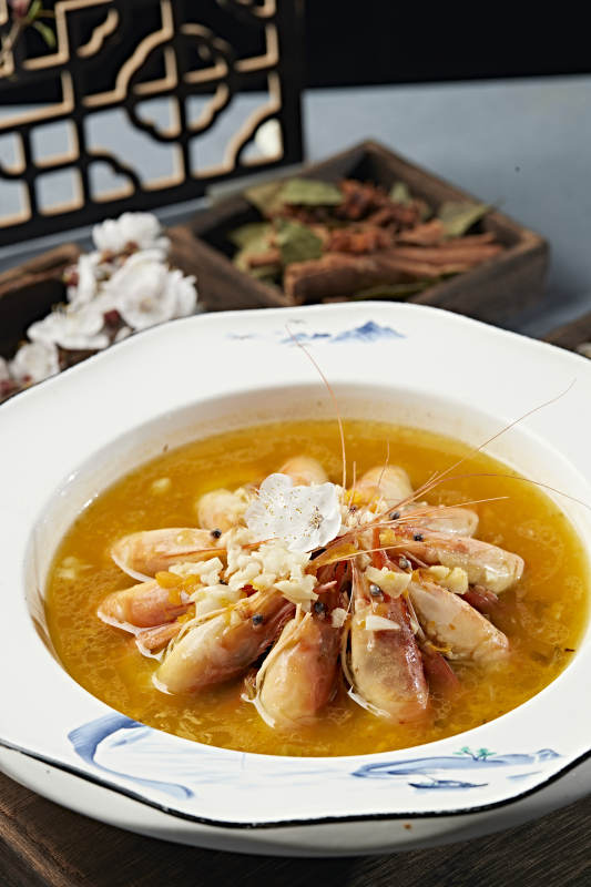 鲜鸡汤炖煮的美味罗氏虾图片