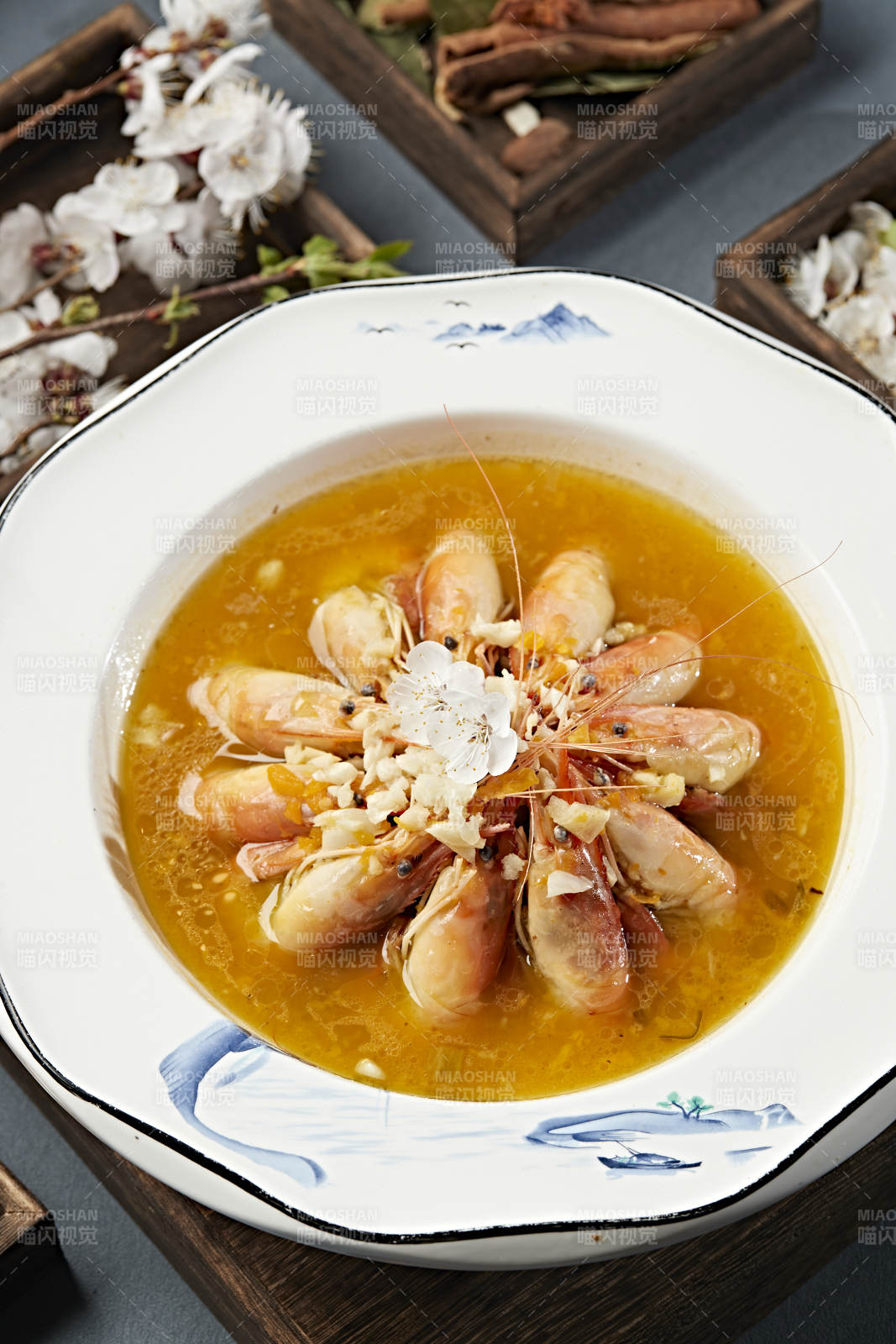 鲜鸡汤炖煮的美味罗氏虾图片