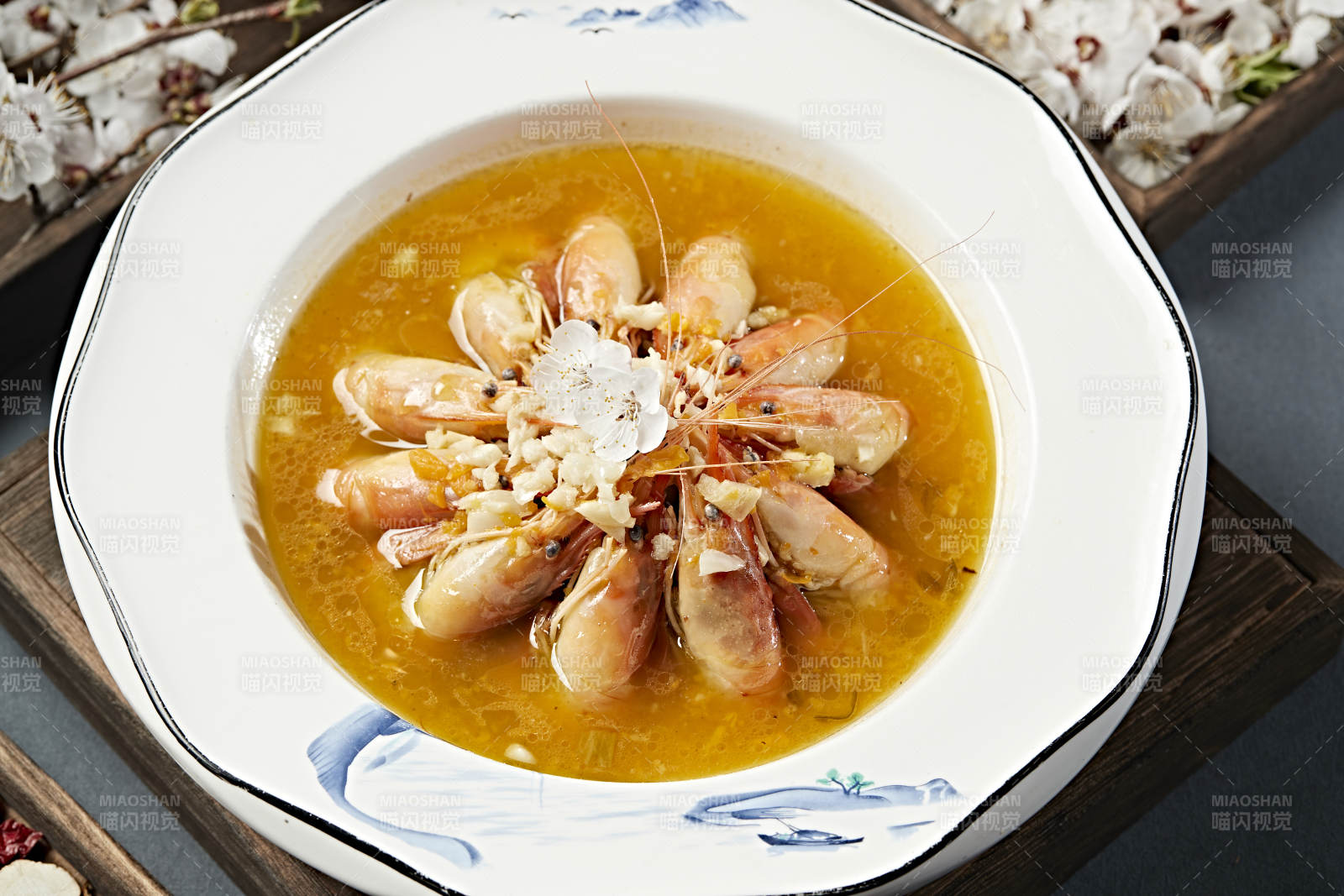 鲜鸡汤炖煮的美味罗氏虾图片