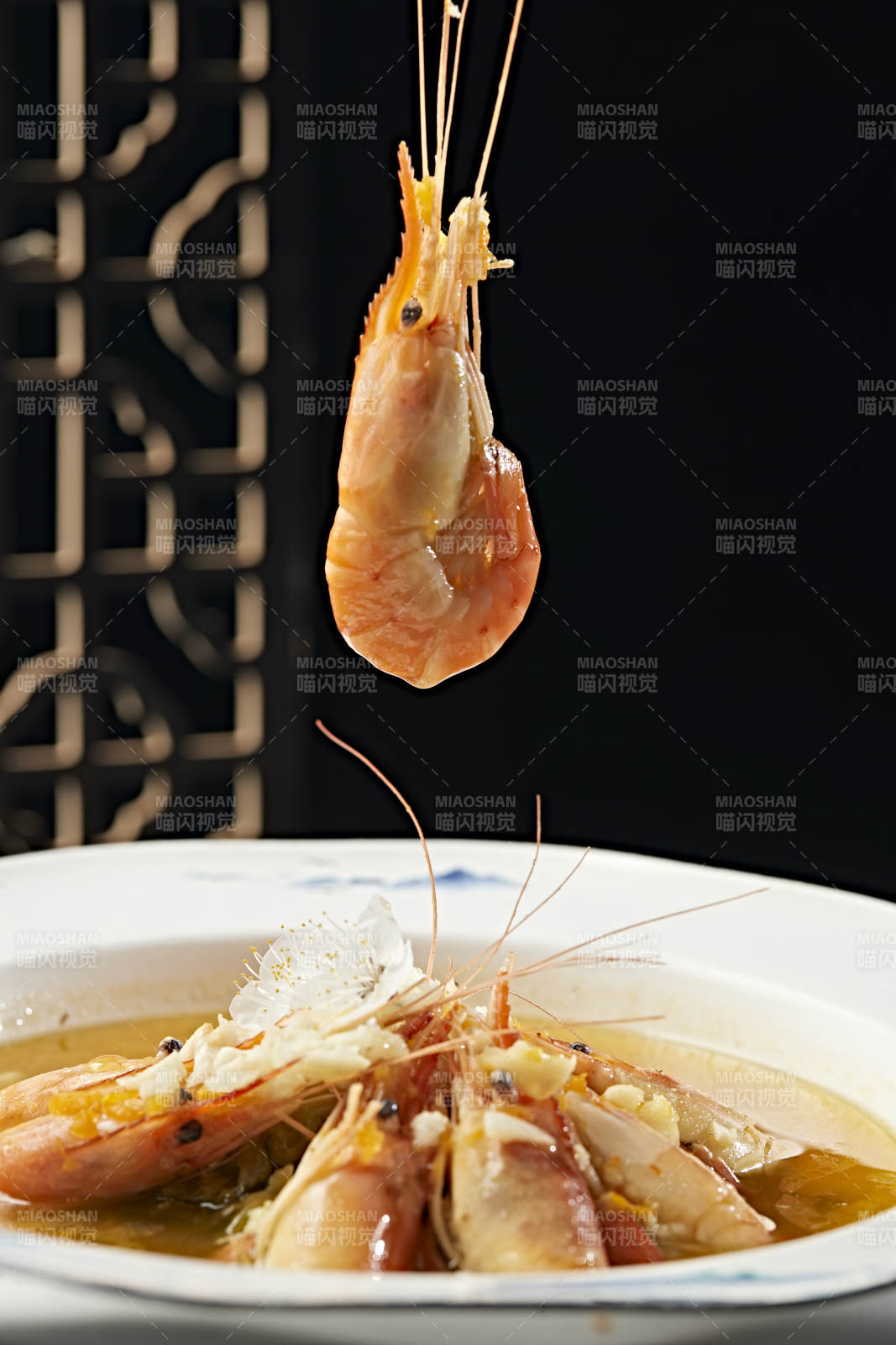 鲜鸡汤炖煮的美味罗氏虾图片