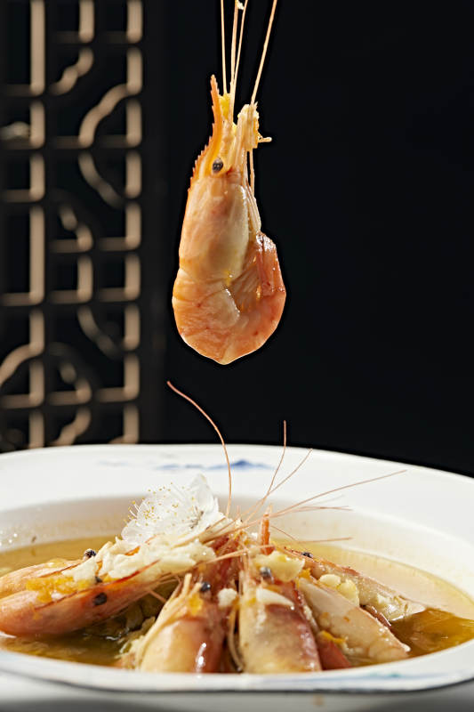 鲜鸡汤炖煮的美味罗氏虾图片