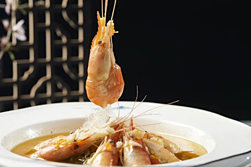 鲜鸡汤炖煮的美味罗氏虾图片