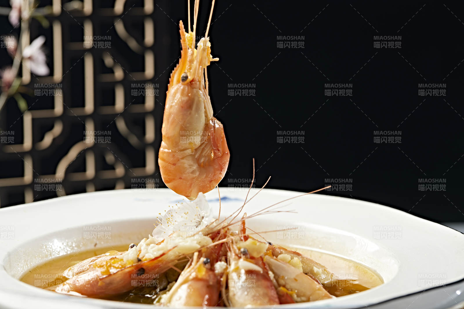 鲜鸡汤炖煮的美味罗氏虾图片