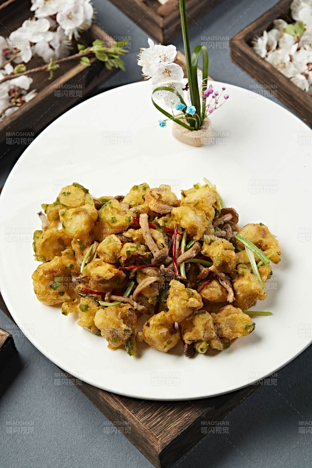 油炸海蛎子扇贝肉配海鲜菇图片