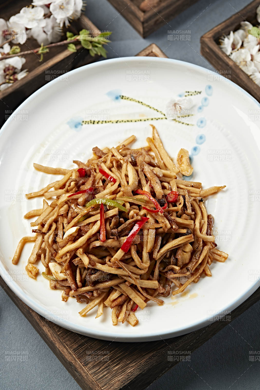 彩椒丝肉丝炒杏鲍菇丝图片