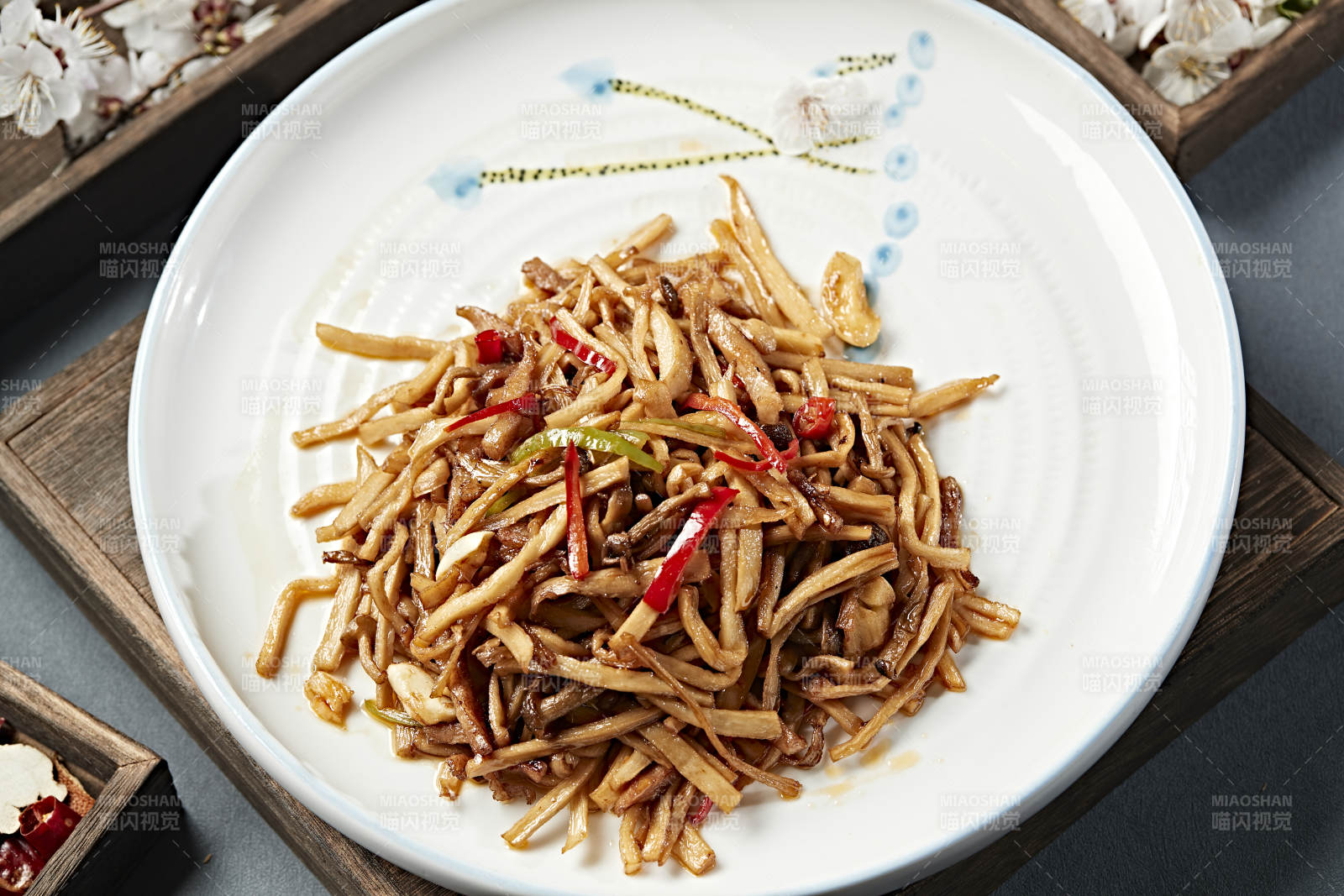 彩椒丝肉丝炒杏鲍菇丝图片