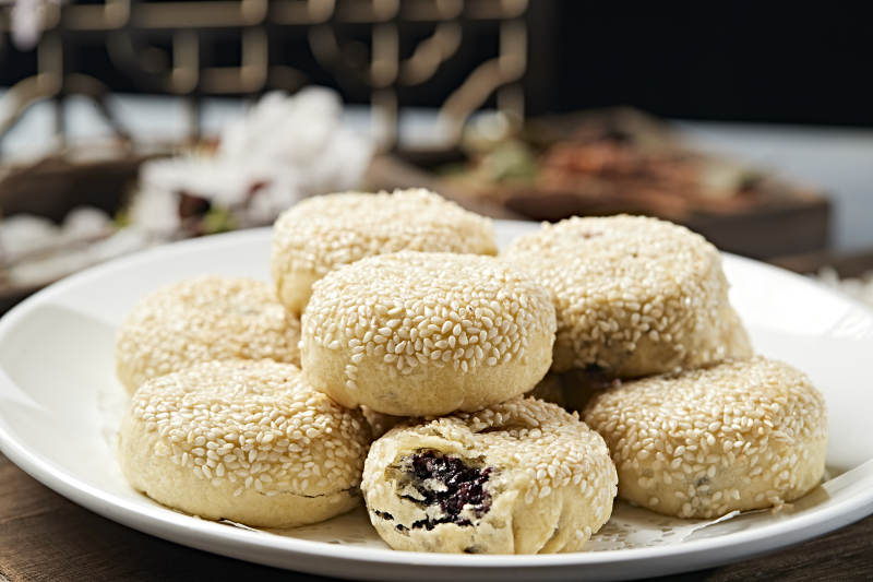 烤紫米馅料芝麻锅盔图片