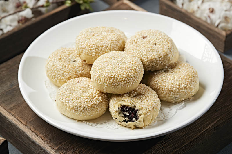 烤紫米馅料芝麻锅盔图片