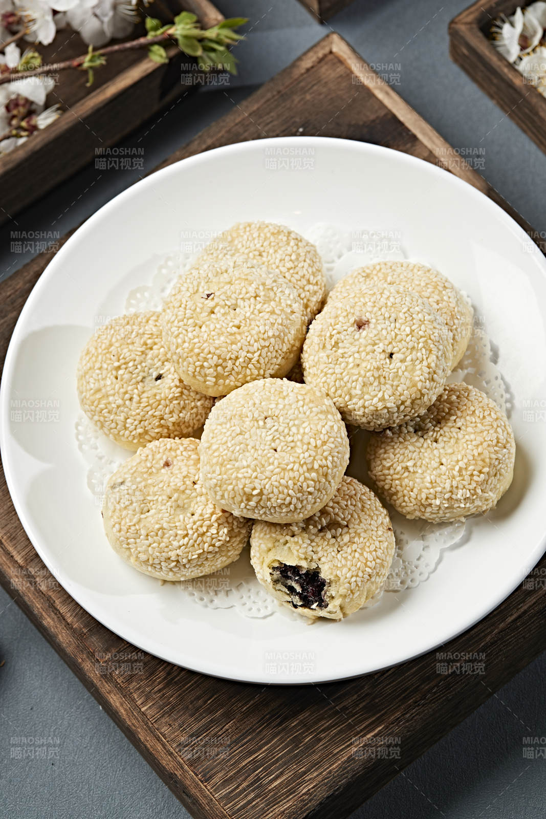 烤紫米馅料芝麻锅盔图片