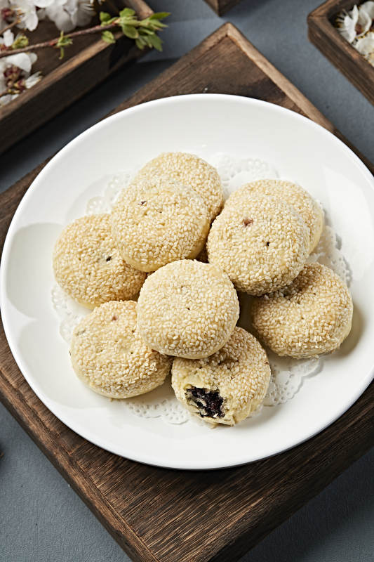 烤紫米馅料芝麻锅盔图片