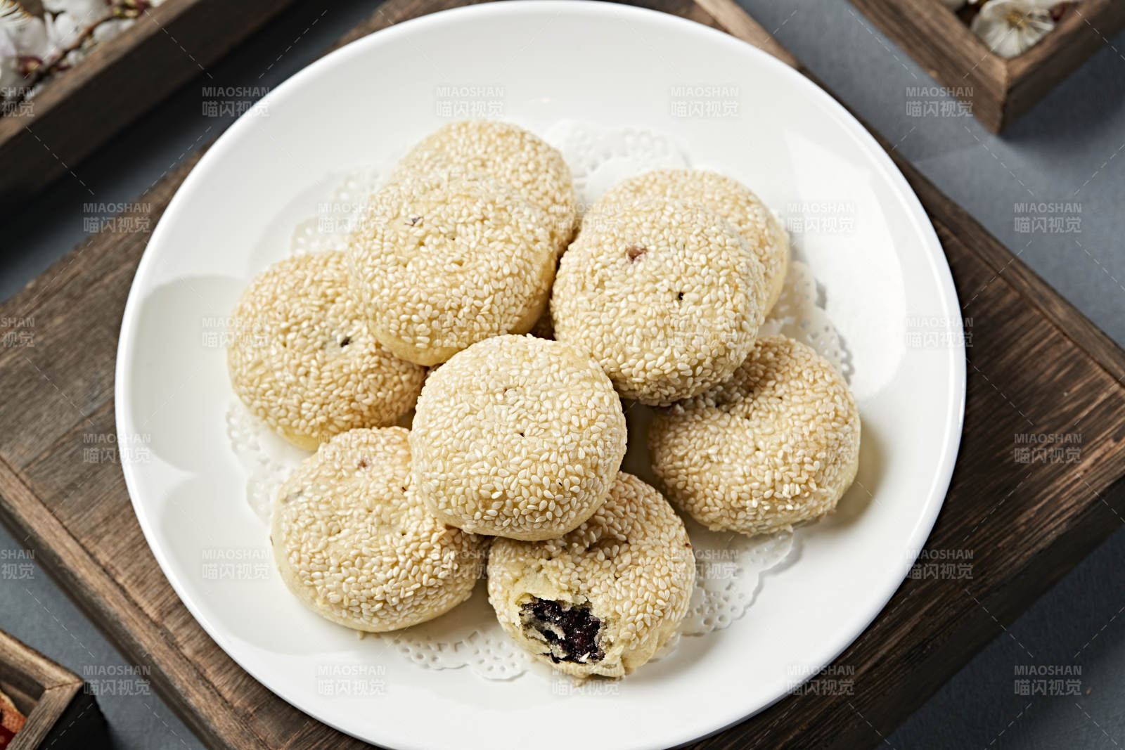 烤紫米馅料芝麻锅盔图片