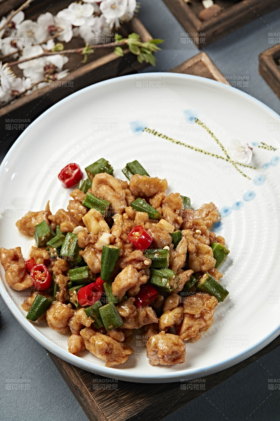 米椒秋葵炒鸡腿肉图片