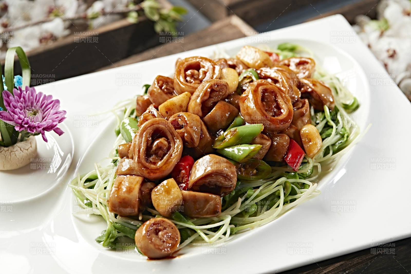 米椒蒜子溜肥肠图片