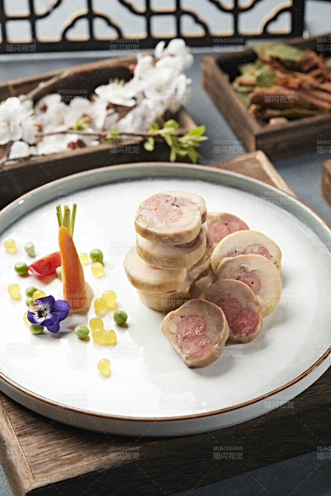 鸡腿肉广式腊肠卷切片图片