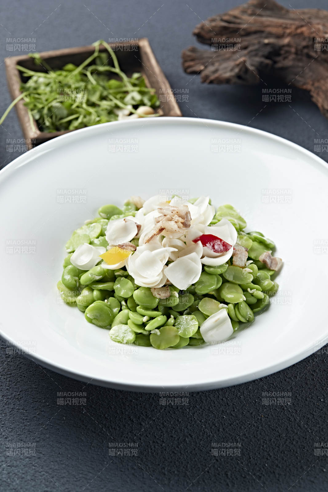 五花肉片彩椒百合小炒青蚕豆图片