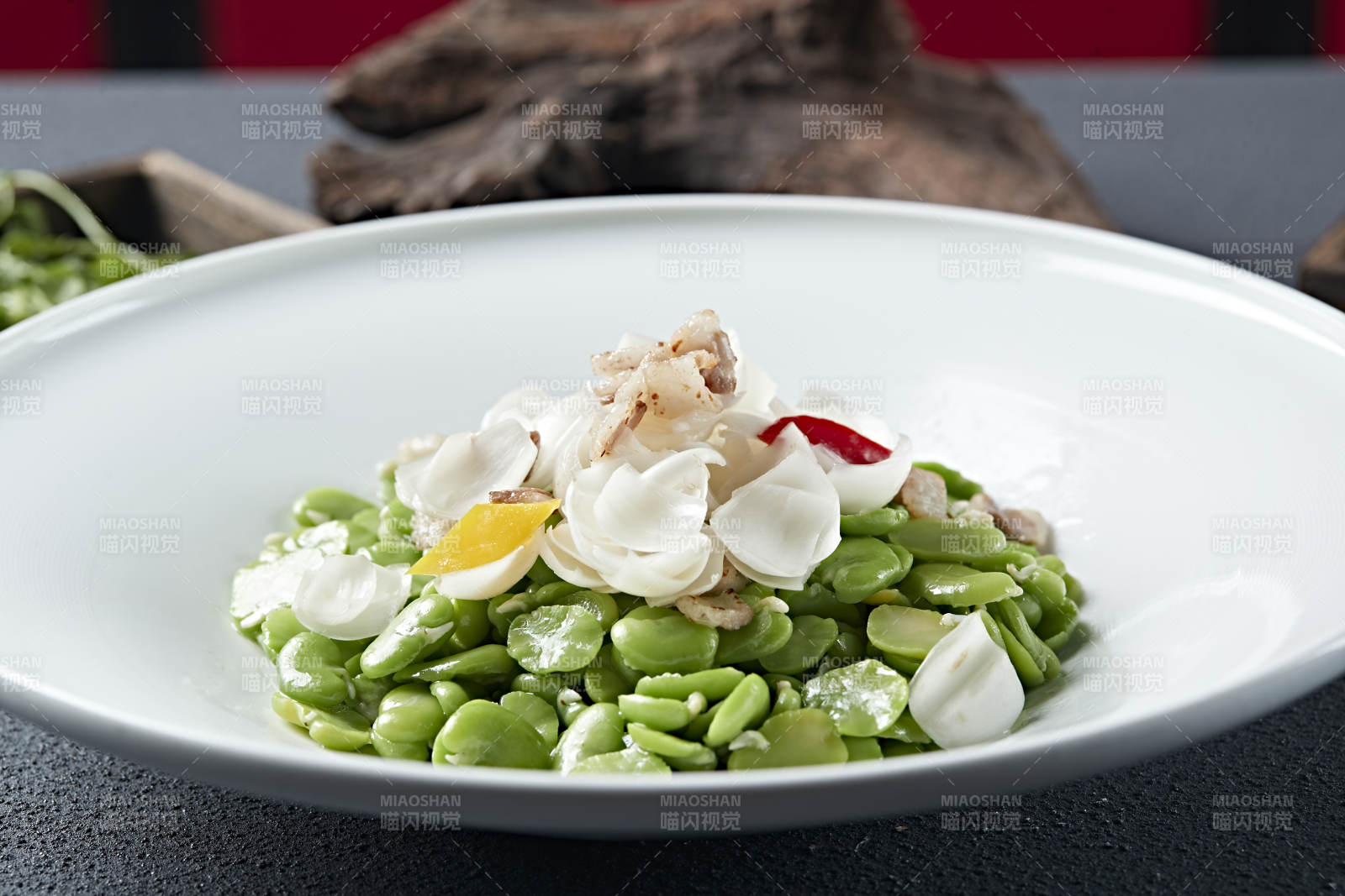 五花肉片彩椒百合小炒青蚕豆图片