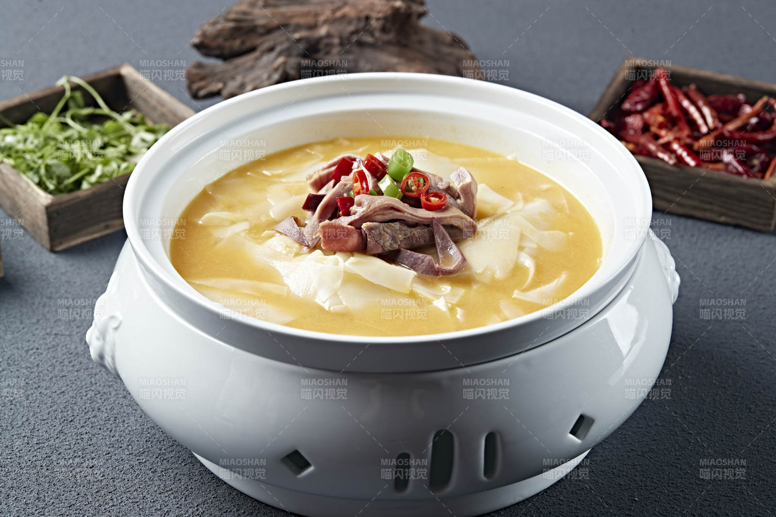 浓汤笋片炖香猪肚图片