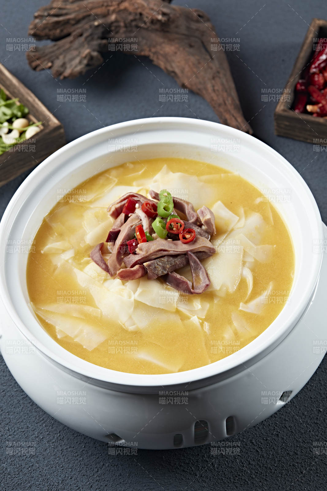 浓汤笋片炖香猪肚图片