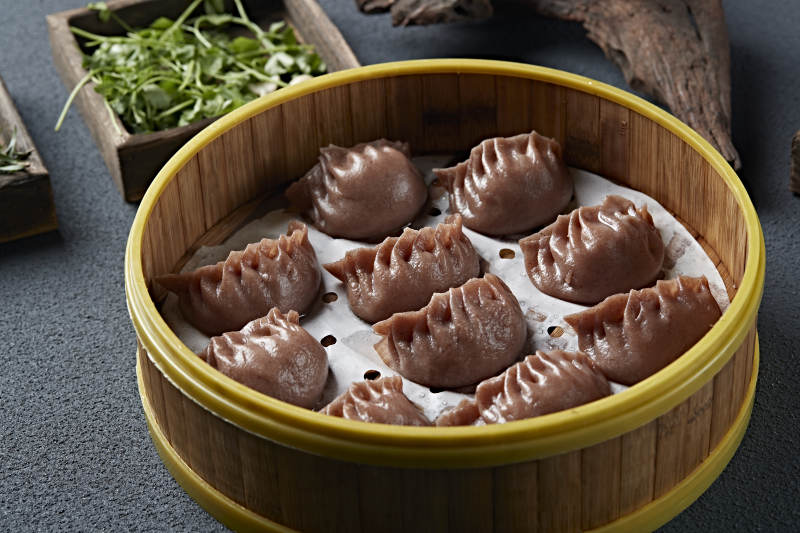 笼屉装的现蒸荞面素馅蒸饺图片