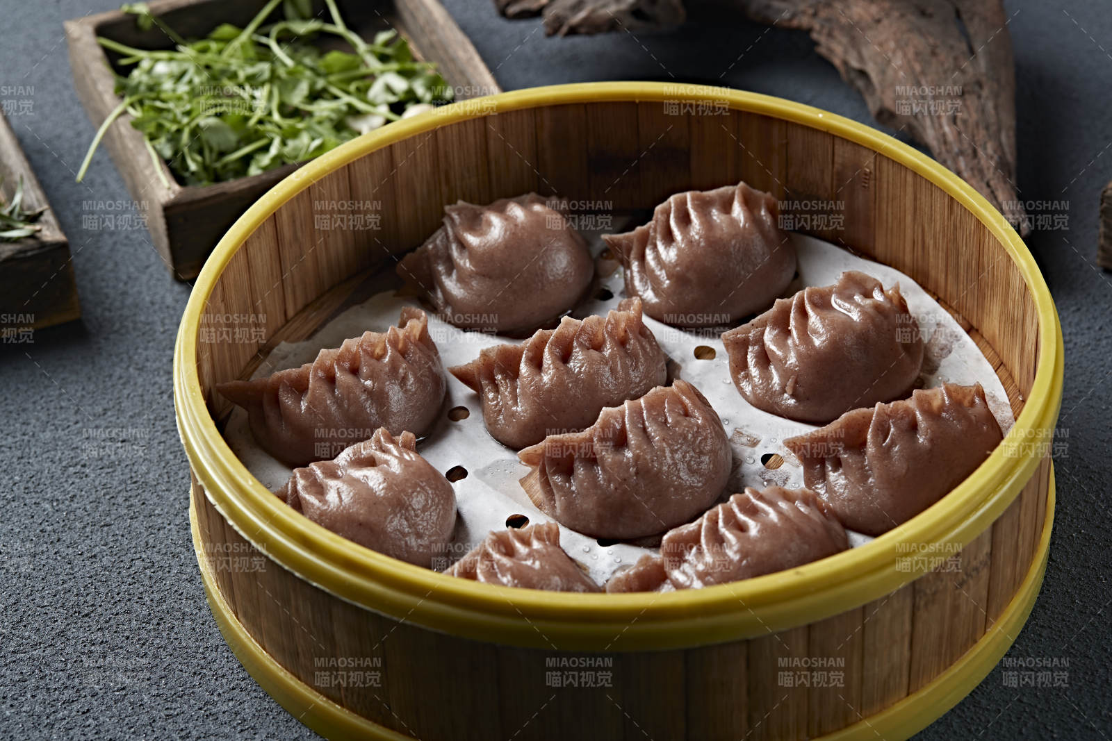 笼屉装的现蒸荞面素馅蒸饺图片