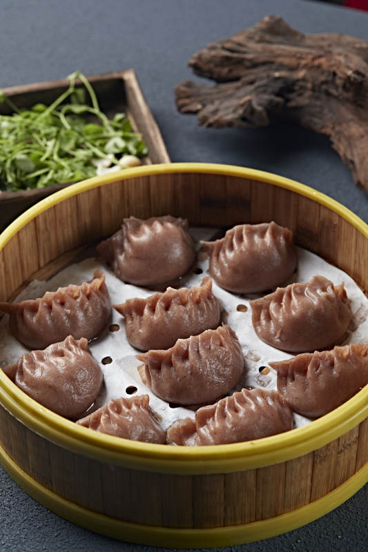 笼屉装的现蒸荞面素馅蒸饺图片