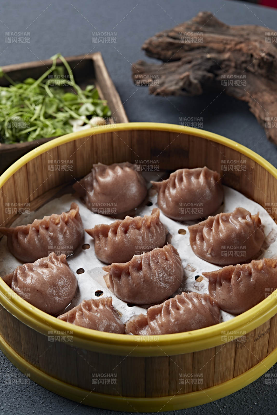 笼屉装的现蒸荞面素馅蒸饺图片