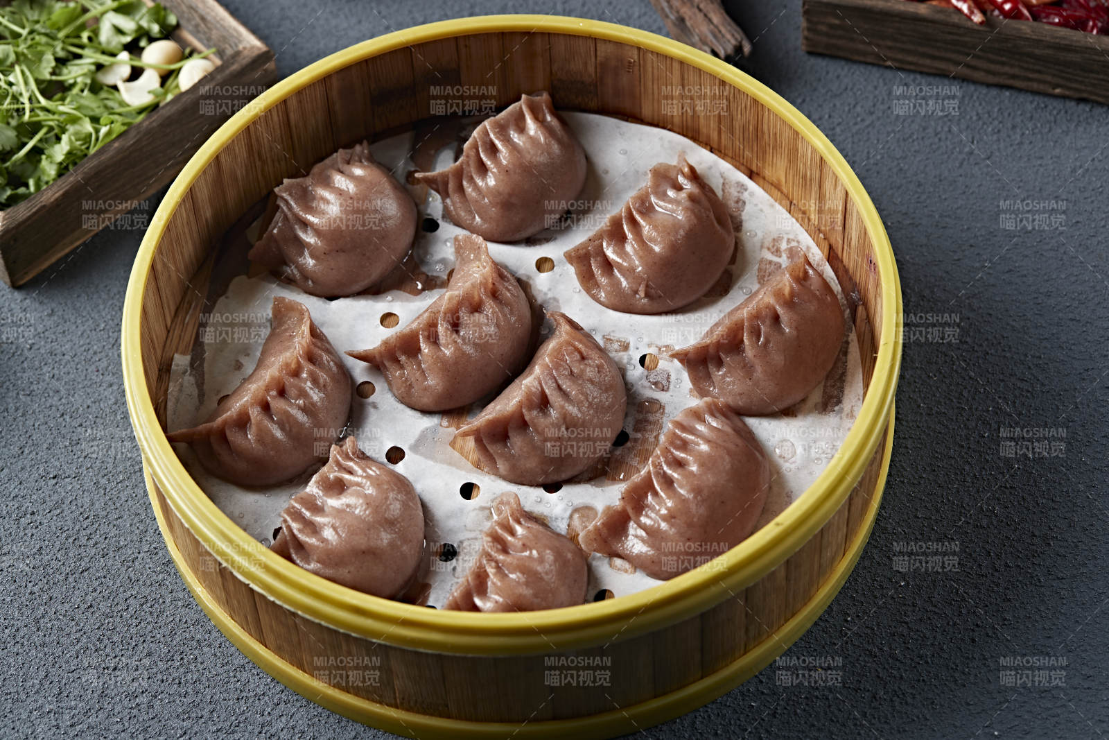 笼屉装的现蒸荞面素馅蒸饺图片