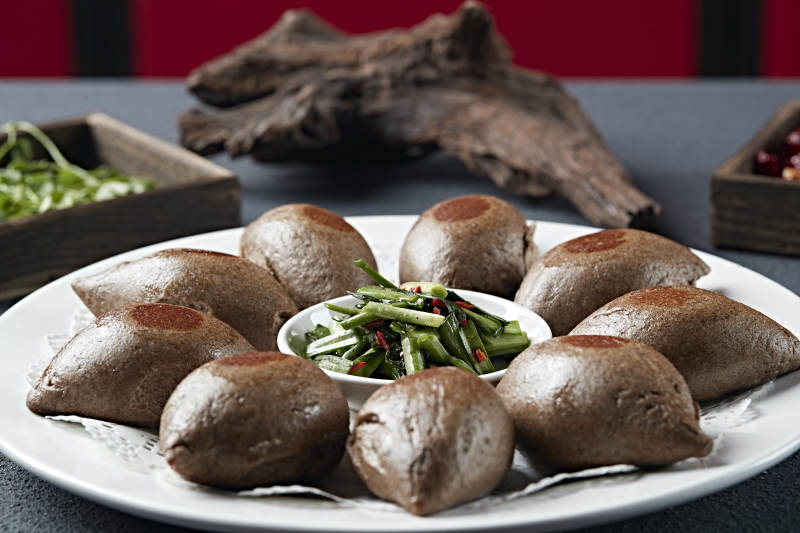 盐腌韭菜配烤黑米面杂粮馍图片