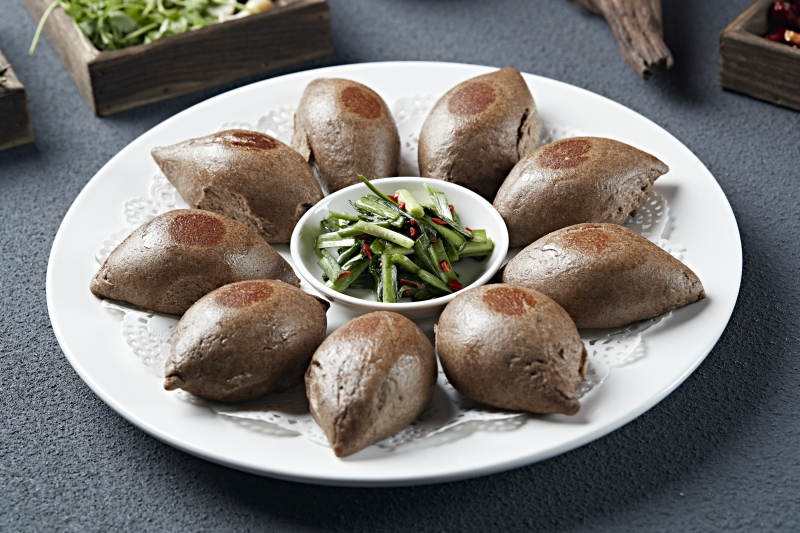 盐腌韭菜配烤黑米面杂粮馍图片