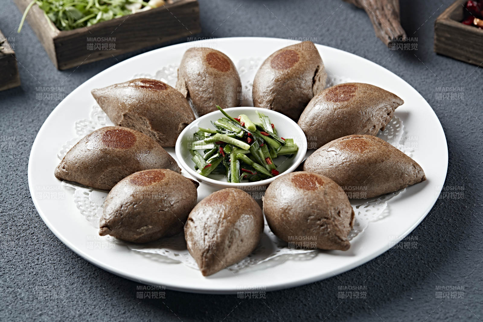 盐腌韭菜配烤黑米面杂粮馍图片