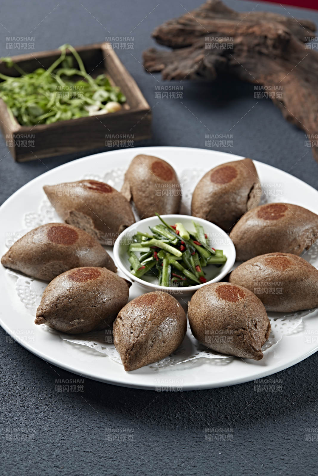 盐腌韭菜配烤黑米面杂粮馍图片