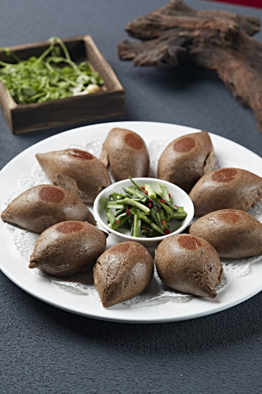 盐腌韭菜配烤黑米面杂粮馍图片