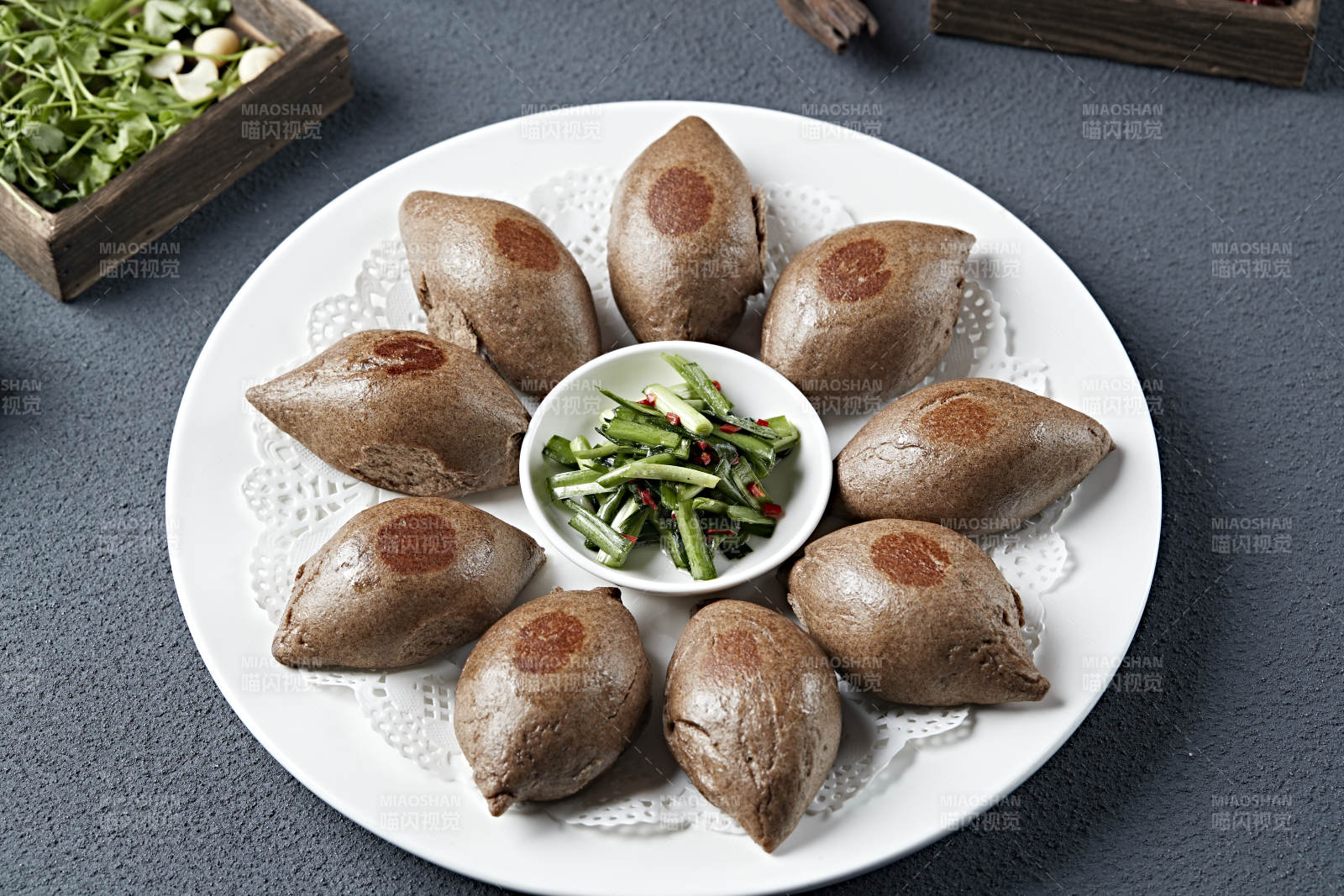 盐腌韭菜配烤黑米面杂粮馍图片