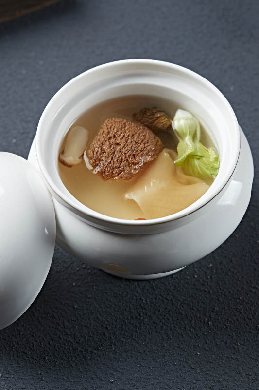 猴头菌花胶炖榛蘑汤图片